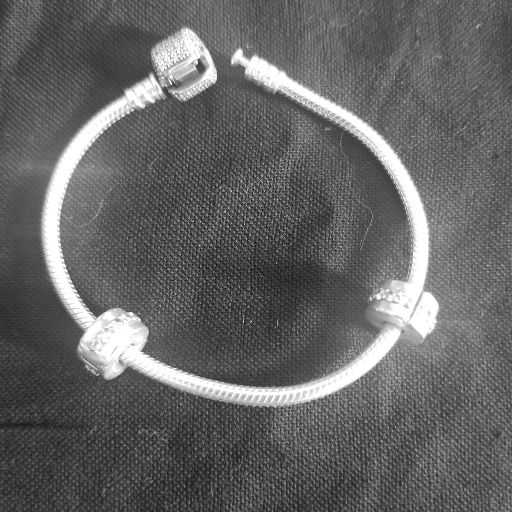 Pandora bracelet 7in